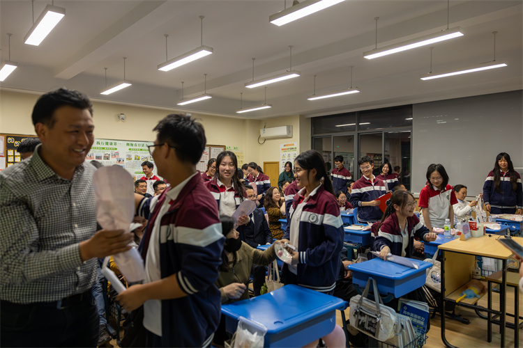 学生献花给家长2.jpg
