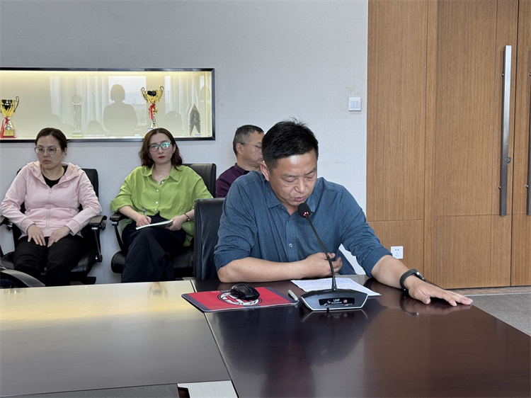 物理备课组长丁伟辉发言.jpg