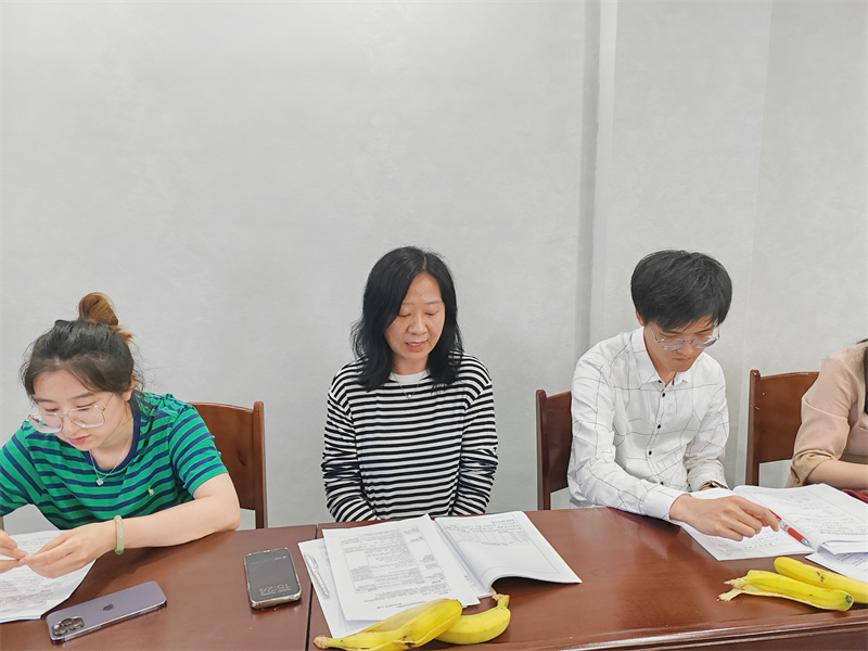 5 市直学校老师评课.jpg 5 市直学校老师评课.jpg