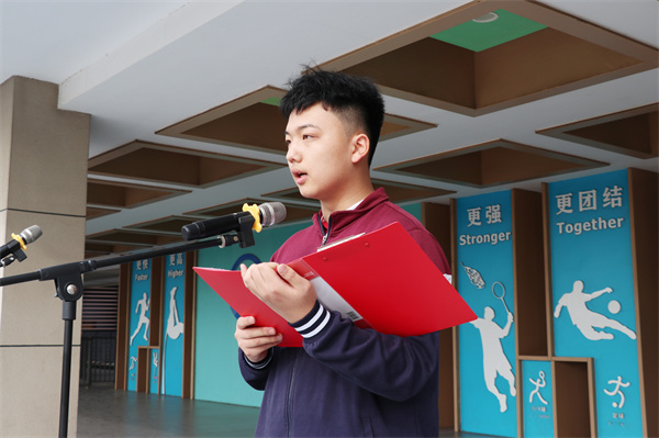 王力彬国旗下演讲.jpg