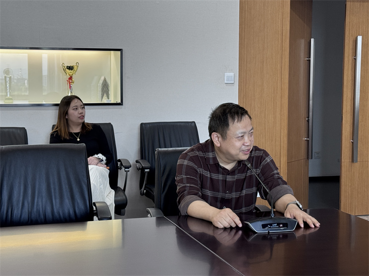化学备课组长王飞发言.jpg