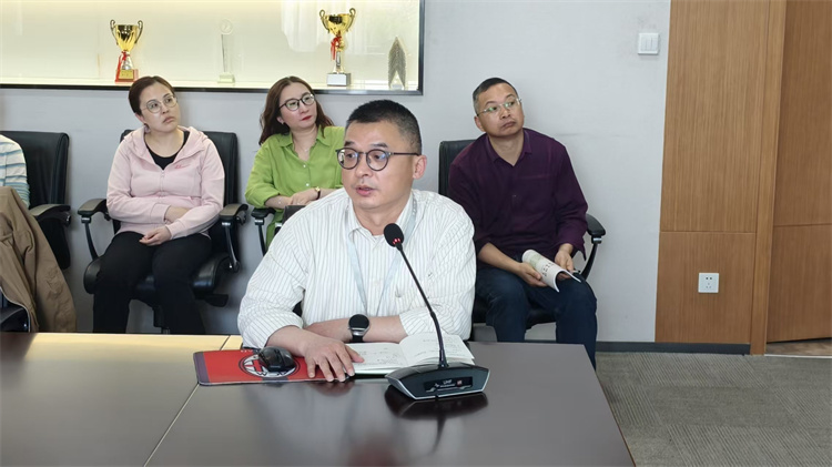 年级主任汪柳分析成绩并提工作要求.jpg
