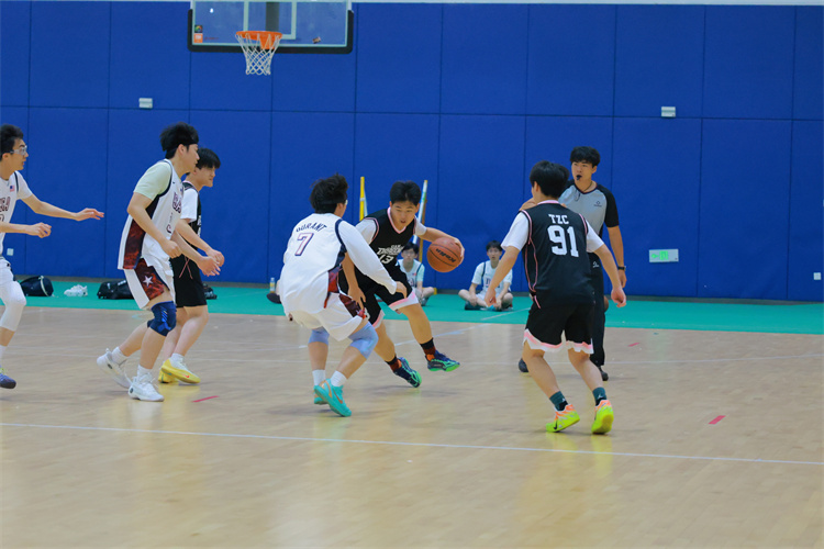 男篮比赛精彩瞬间 1.jpg