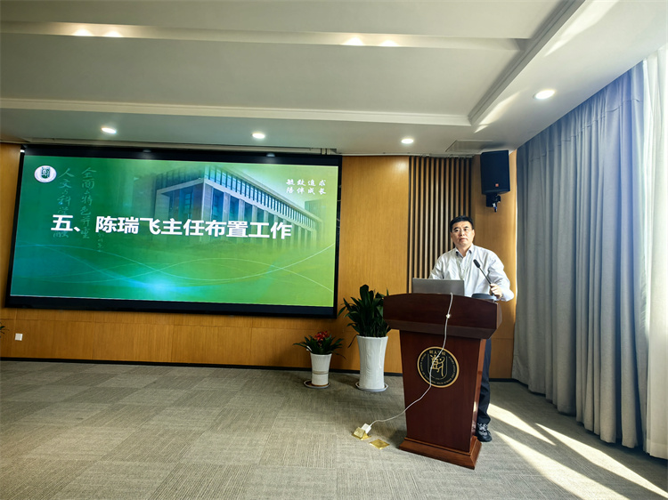 年级主任陈瑞飞讲话.jpg
