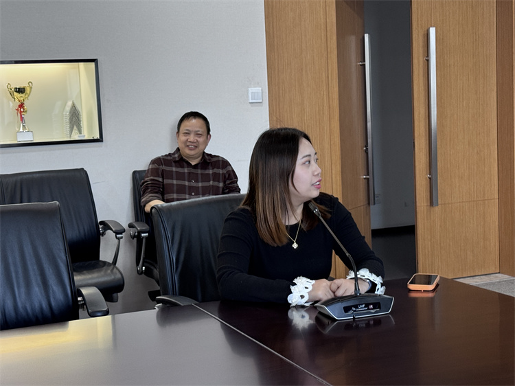 班主任代表袁梦瑶发言.jpg