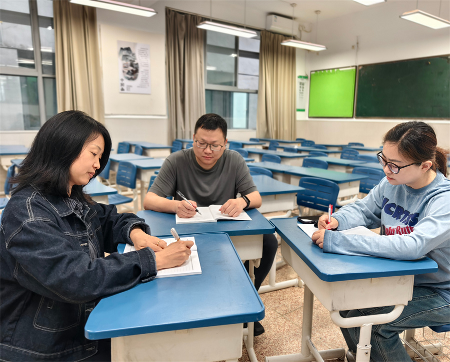 组内教研.jpg