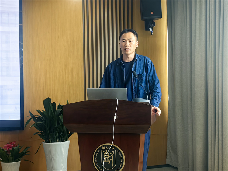 班主任代表陈海强发言.jpg