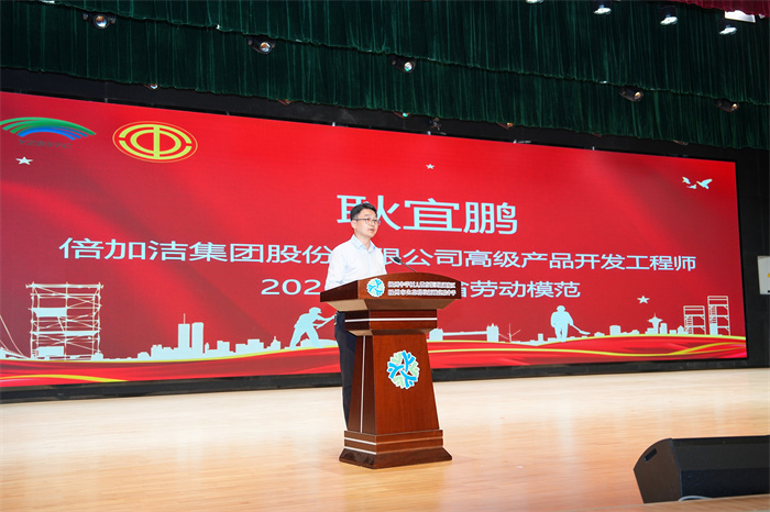 3 劳模代表耿宜鹏宣讲.jpg 3 劳模代表耿宜鹏宣讲.jpg