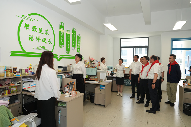 6_1 王学峰书记慰问树人教师团队.jpg 6_1 王学峰书记慰问树人教师团队.jpg