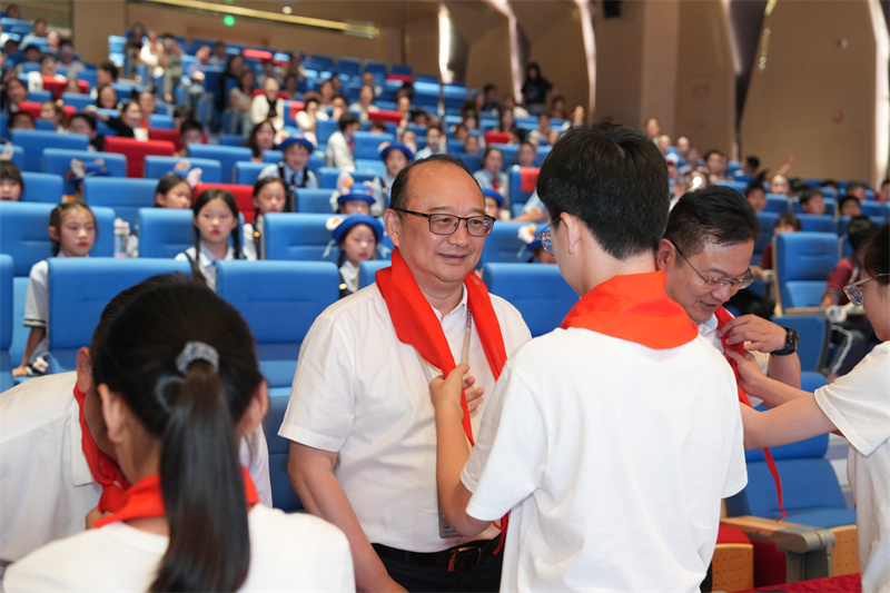 3_1 学生代表给唐炜校长敬献红领巾.jpg 3_1 学生代表给唐炜校长敬献红领巾.jpg