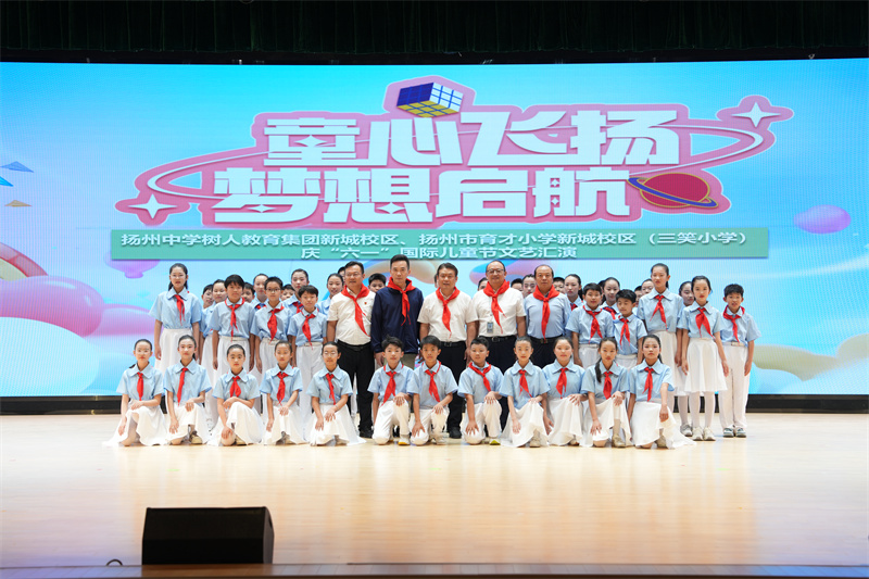 4_1 王学峰等领导与演出的学生代表合影.jpg 4_1 王学峰等领导与演出的学生代表合影.jpg