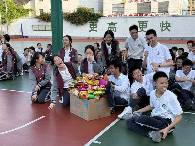 开心的同学们.JPG