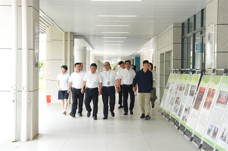 2_1 王学峰书记观看学校办学成果展.jpg 2_1 王学峰书记观看学校办学成果展.jpg