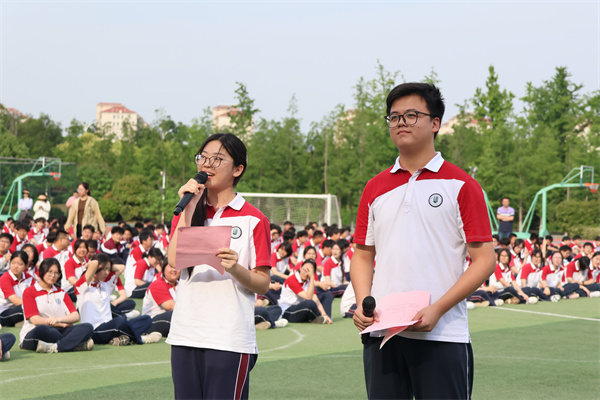 高二年级王梓豪、王一朵主持.jpg