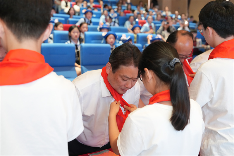 3 学生代表给王学峰书记敬献红领巾.jpg 3 学生代表给王学峰书记敬献红领巾.jpg