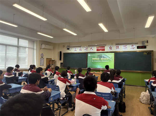 学生聆听汪柳主任广播讲话2.png.jpg