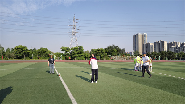 5树人学校党委书记唐炜为比赛开球.jpg 5树人学校党委书记唐炜为比赛开球.jpg