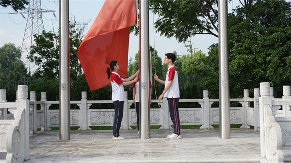 04升旗手照片.jpg 04升旗手照片.jpg