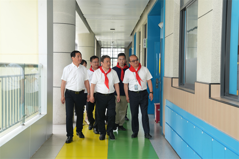 6 王学峰书记一行视察新城校区校园.jpg 6 王学峰书记一行视察新城校区校园.jpg