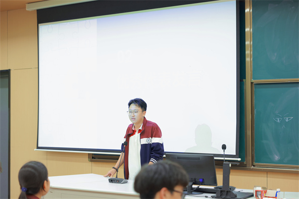 干事发言.jpg 干事发言.jpg