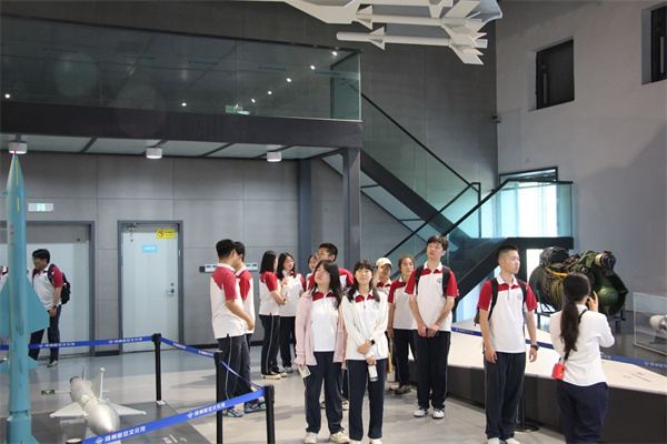 学生参观航天航空馆.jpg 学生参观航天航空馆.jpg