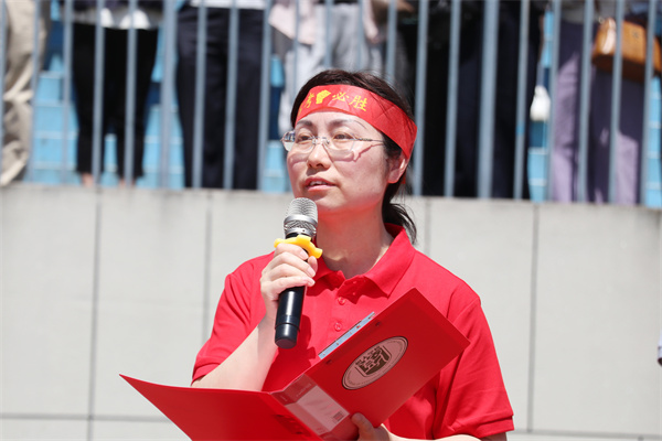 高三年级主任卞家慧主持.jpg 高三年级主任卞家慧主持.jpg