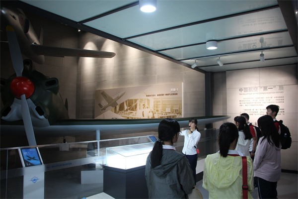 学生认真听导游讲解.jpg 学生认真听导游讲解.jpg