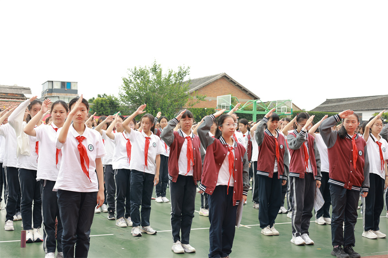 5_少先队敬礼.jpg
