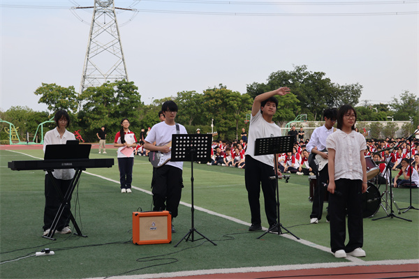 高一乐队表演1.jpg
