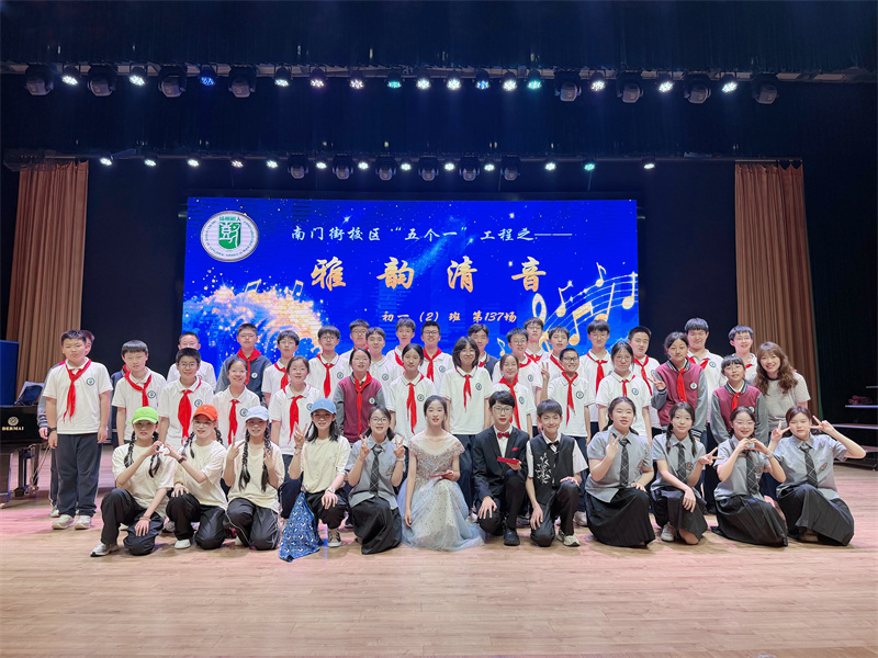 6 初一2 班级合照.JPG