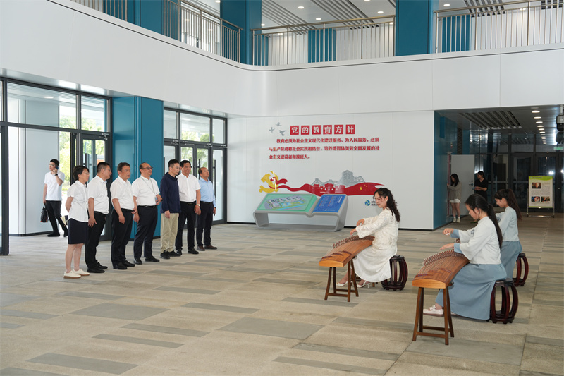 2 王学峰书记观看古筝社团庆“六一”表演.jpg 2 王学峰书记观看古筝社团庆“六一”表演.jpg