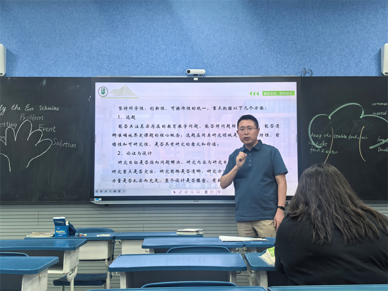 领衔人常松作讲座.jpg 领衔人常松作讲座.jpg