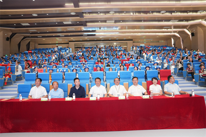 4 王学峰书记等领导观看“六一”文艺汇演.jpg 4 王学峰书记等领导观看“六一”文艺汇演.jpg