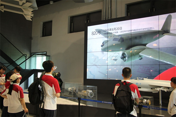 学生了解中国航空发展史.jpg 学生了解中国航空发展史.jpg