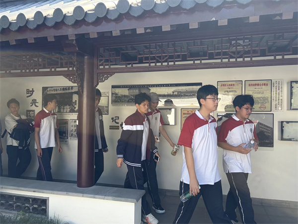 参观渔村时光走廊.jpg 参观渔村时光走廊.jpg