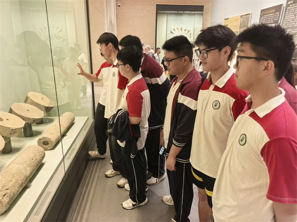 参观展厅”运河上的舟楫“.jpg 参观展厅”运河上的舟楫“.jpg