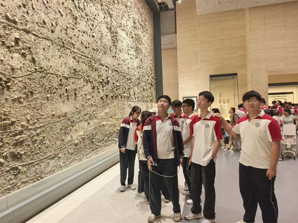 参观展厅”大运河—中国的世界文化遗产“.jpg 参观展厅”大运河—中国的世界文化遗产“.jpg