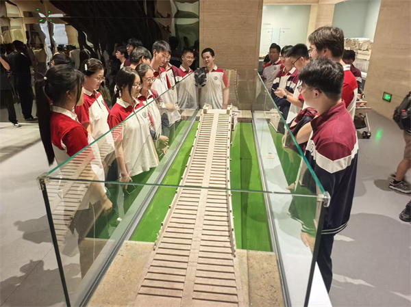 参观展厅“世界知名运河与运河城市”.jpg 参观展厅“世界知名运河与运河城市”.jpg