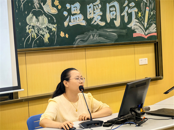 高二数学备课组长徐敏发言.jpg 高二数学备课组长徐敏发言.jpg