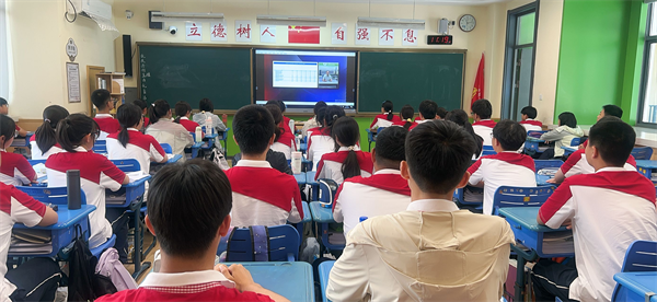 6班同学收看现场.png