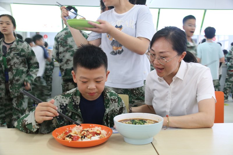 16_1-5_老师陪学生用餐.jpg