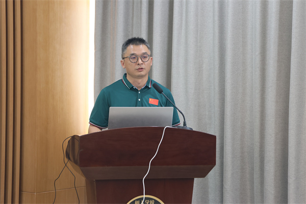 高三年级主任汪柳主持会议.jpg
