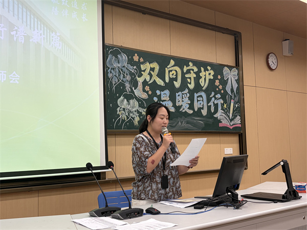 年级副主任王菁主持会议.jpg 年级副主任王菁主持会议.jpg