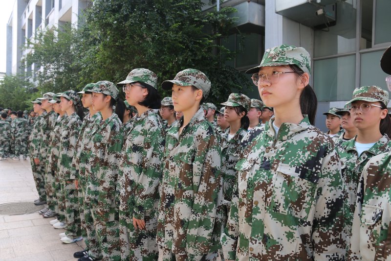 12_1-1_女生队列站立.jpg