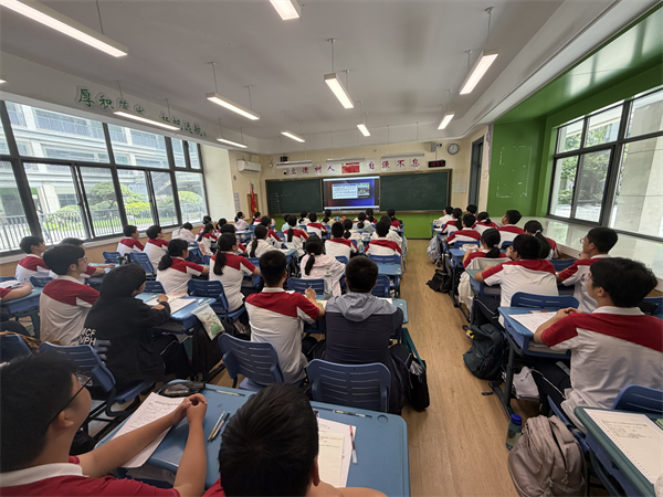 14班同学收看现场.png
