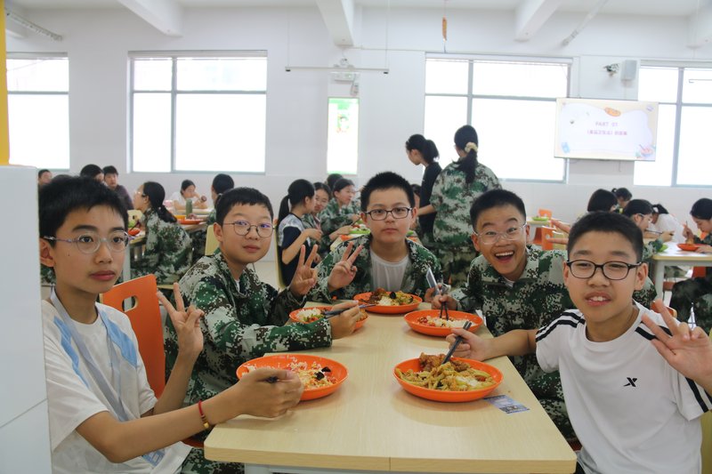 16_1-8_学生餐桌开心合影.jpg
