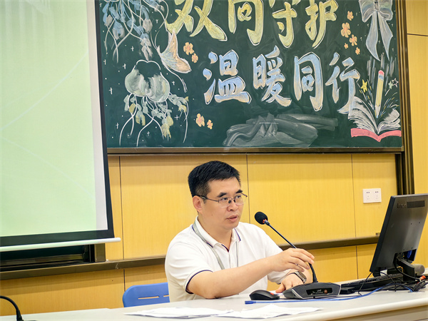 年级主任陈瑞飞布置新学期工作.jpg 年级主任陈瑞飞布置新学期工作.jpg