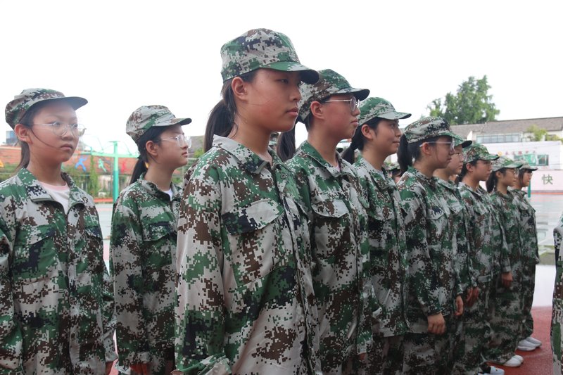 12_1-10_女生队列站立.jpg
