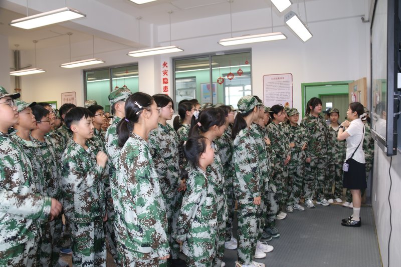 13_1-2_安全教室听讲解.jpg