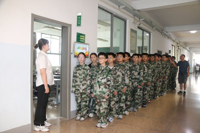 13_1-1_走廊列队听讲解.jpg